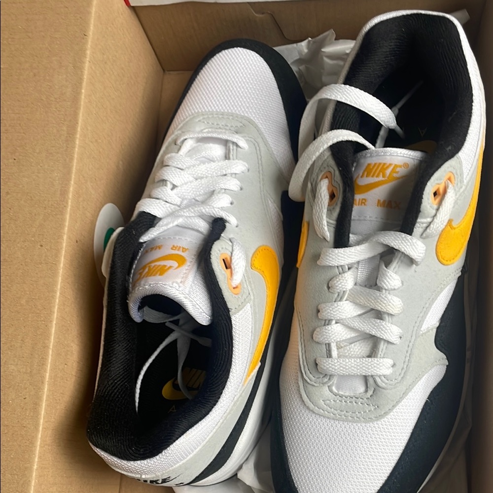 BRAND NEW Nike Air Max Sneakers - White, Black, Yellow - Picture 4 of 4